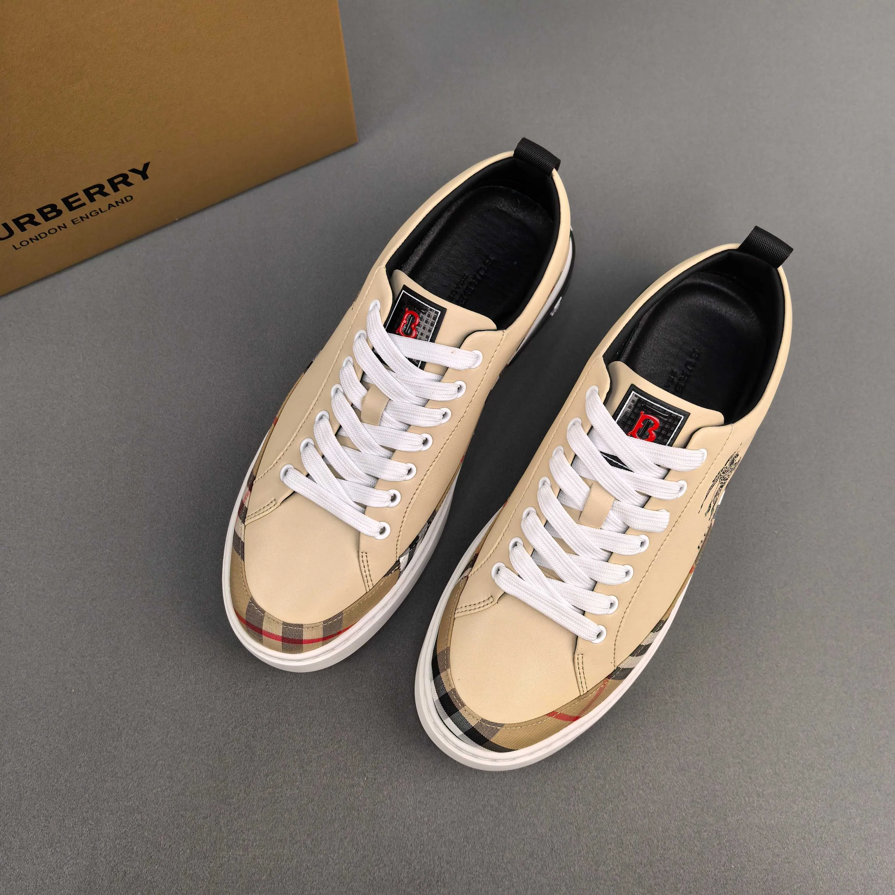 Burberry [Burberry] men's shoes 💰400💰. Fashionable sports and casual shoes, the upper is made of first-layer cowhide with plaid material, first-layer pigskin lining, and rubber outsole. Men's size 38-44.